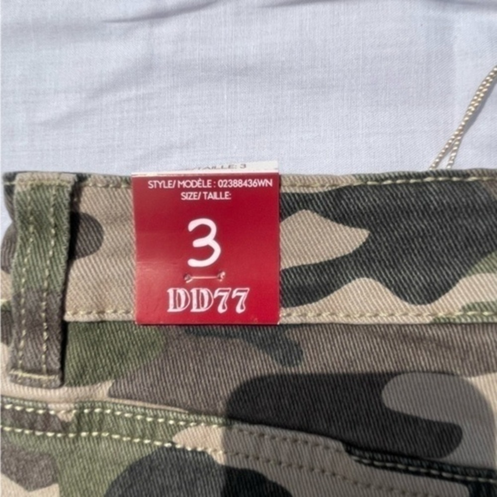 New Highrise Camo Print Shorts Size 3 - Picture 7 of 10